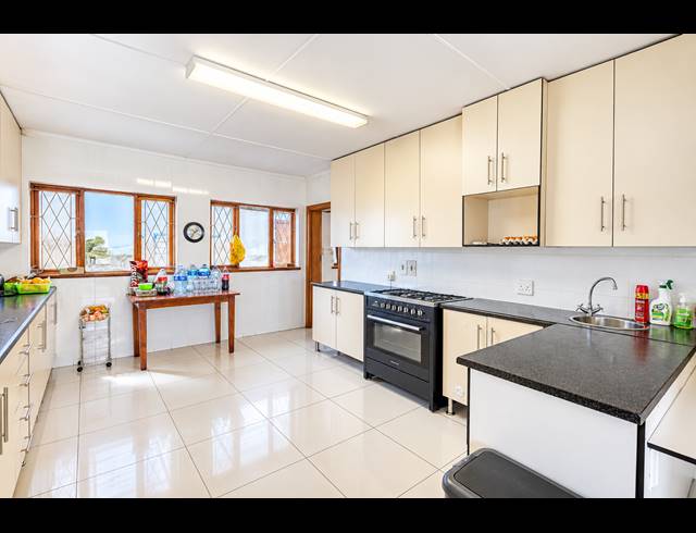 5 BEDROOM HOUSE FOR SALE IN BEACON BAY